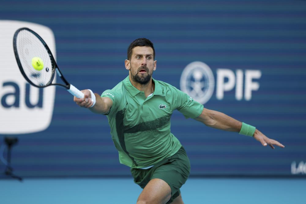 曼联前锋齐尔克泽面临转会，俱乐部对其持开放态度，但仍在培养塞斯科，寻求锋线补充，转会市场激烈争夺中。